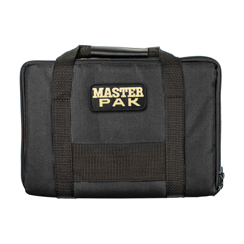 Die Abbildung zeigt eine schwarze Tasche mit dem Schriftzug "MASTER PAK" auf der Vorderseite. Es handelt sich um die Master Pak Darttasche mit zwei stabilen Tragegriffen.